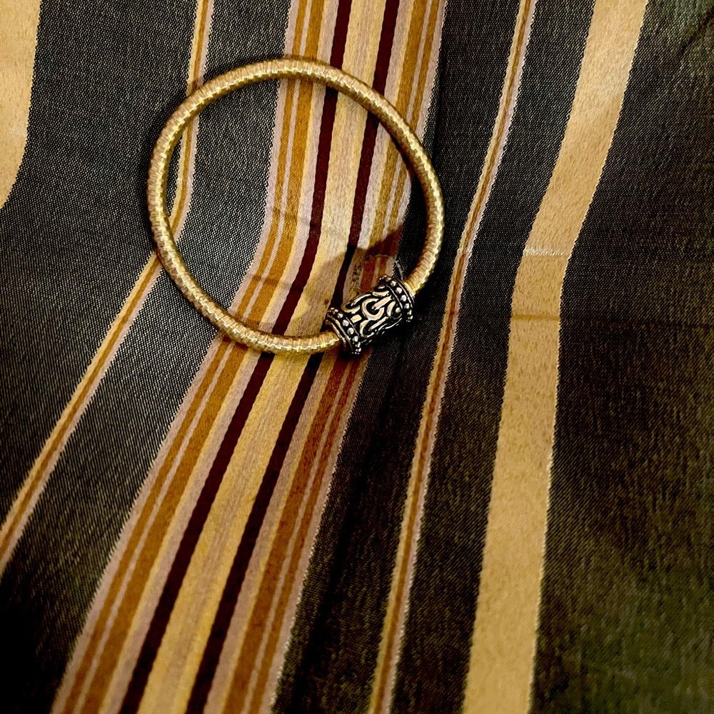Gold bracelet with magnet clasp